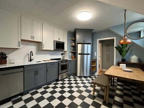 Fridge, microwave, oven, stovetop - The Cascade Crib: Portland Vibes, Homey Feel (Portland)