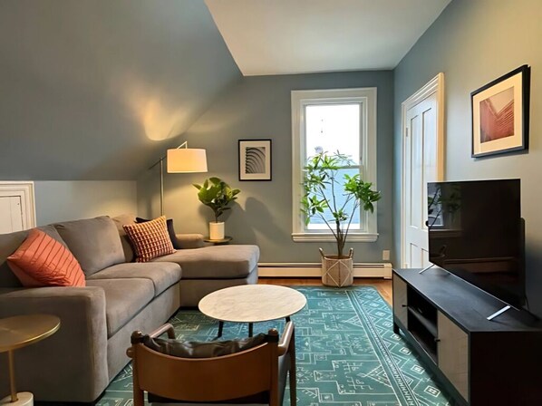 Smart TV - The Cascade Crib: Portland Vibes, Homey Feel (Portland)