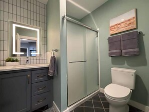 Shower - The Cascade Crib: Portland Vibes, Homey Feel (Portland)