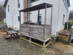 Outdoor dining - The Lodge 1st Floor 1-bedroom/Kitchen apartment with AC and WiFi in Kimball (Kimball)