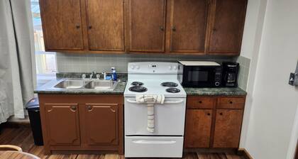 The Lodge 1st Floor 1-bedroom/Kitchen apartment with AC and WiFi in Kimball