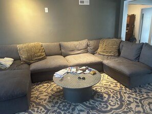 Una Smart TV, una chimenea