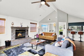 TV connectée, cheminée, table de tennis de table, espaces bureaux