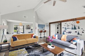 TV connectée, cheminée, table de tennis de table, espaces bureaux