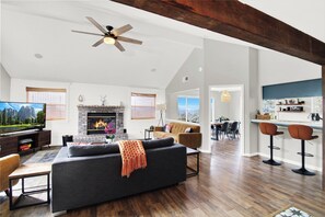 TV connectée, cheminée, table de tennis de table, espaces bureaux