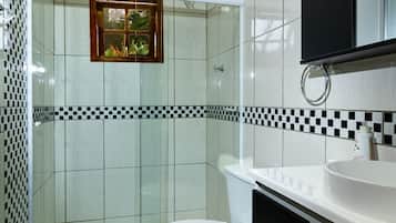 Toalhas de banho, sabonete, papel higiênico