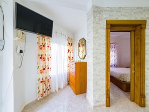 1 dormitorio, tabla de planchar con plancha, wifi gratis y ropa de cama