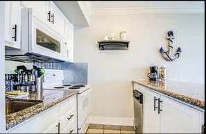 Réfrigérateur, micro-ondes, plaque de cuisson, lave-vaisselle