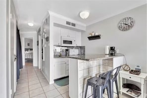 Microondas, lavavajillas, cafetera/tetera, licuadora