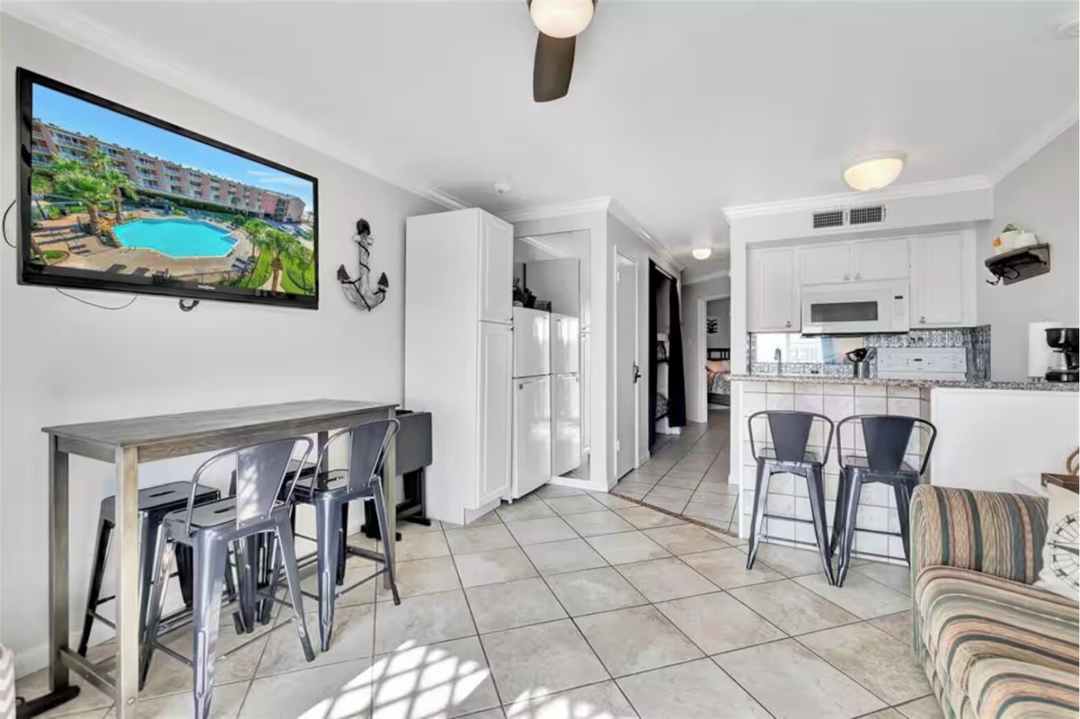 Microondas, lavavajillas, cafetera y tetera y licuadora 