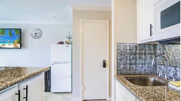 Microondas, lavavajillas, cafetera y tetera y licuadora