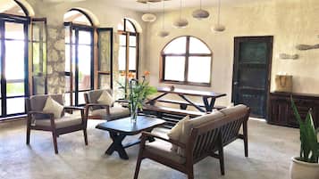 Familie suite, balkon, uitzicht op strand | Woonruimte