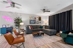 TV connectée, cheminée, livres