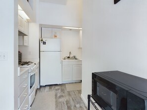 Fridge, microwave, oven, stovetop - Quirky Cottage with Direct Trail Access (Juneau)