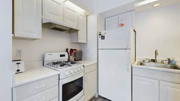 冰箱、微波炉、烤箱、炉灶