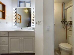 Douche, sèche-cheveux, serviettes fournies