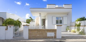 Exterior - A FEW METERS FROM THE SEA new apartment sleeps 2 very close to the sea (Marina di Mancaversa)