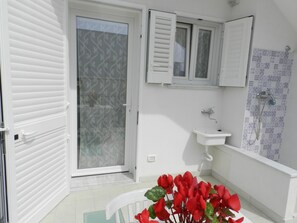 تجهيزات دش، مجففات شعر، مراحيض شطف، مناشف