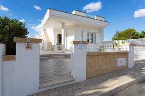 Exterior - A FEW METERS FROM THE SEA new apartment sleeps 2 very close to the sea (Marina di Mancaversa)