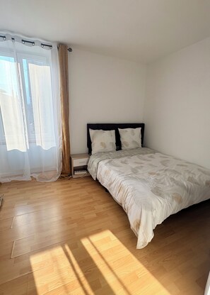 1 slaapkamer, een strijkplank/strijkijzer, wifi, beddengoed