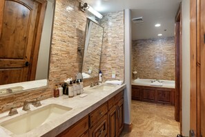 Dusj, hårføner og håndklær