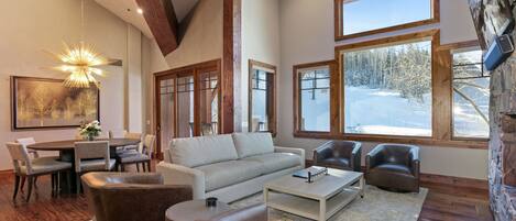 Télévision, cheminée