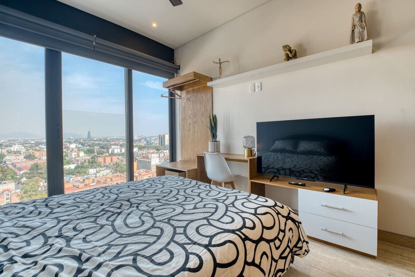 Skrivebord, strygejern/strygebræt, Wi-Fi, sengetøj