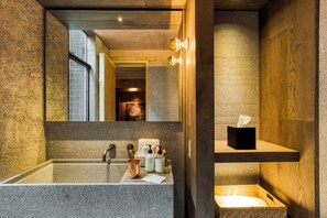 Signature Room | Bathroom | Free toiletries, hair dryer, bathrobes, towels - Casa Tenue (Mexico City)