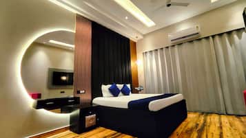 1 bedroom, premium bedding, memory-foam beds, desk