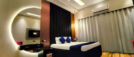 Luxury Suite, Balcony, Corner | 1 bedroom, premium bedding, memory-foam beds, desk