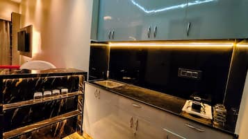 Suite Mewah, balkon, sudut | Dapur kecil pribadi | Lemari es kecil, microwave, dan ketel listrik