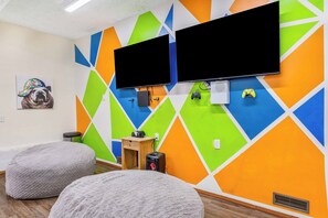 5 bedrooms, iron/ironing board, WiFi, bed sheets