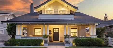 Vista frontal de la propiedad