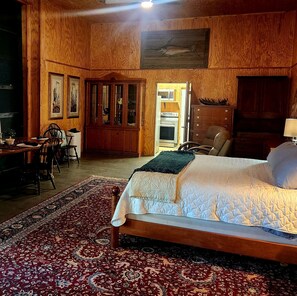 2 makuuhuonetta, työpöytä, ilmainen Wi-Fi, vuodevaatteet