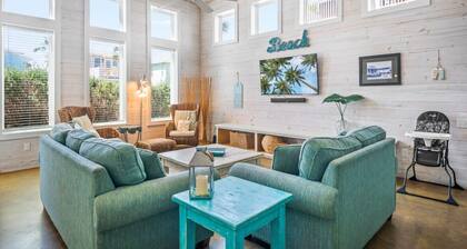 Coastal Retreat: Luxurious 5-Bedroom Home with Pool near, Spectacular 2nd story patio â Perfect for Family Getaways