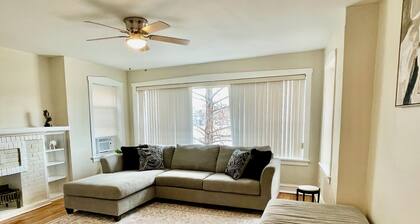 Roomy 2 bedroom Long-term Stay Apartment in Oak Park near downtown Chicago