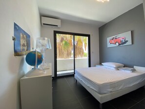 4 chambres, bureau, fer et planche à repasser, lit parapluie