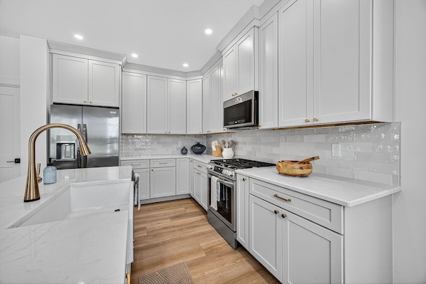 Refrigerador, microondas, horno, placa de cocina