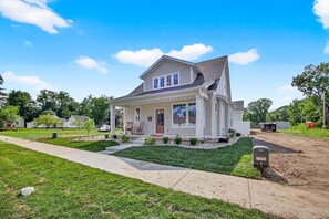 Unclassified image, 2 of 32, button