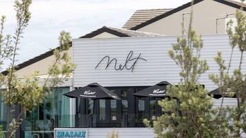 Ein Gebäude mit einem Schild, auf dem 'Melt' steht, und mit 'Coors'-Markisen.