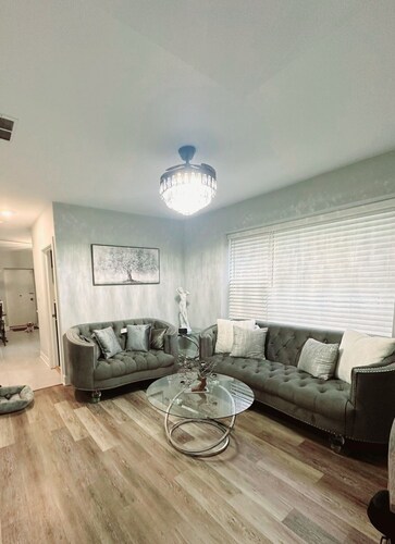 Cozy & Near Downtown, Hyde Park & the Metra