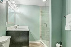 吹风机、毛巾、肥皂、洗发水