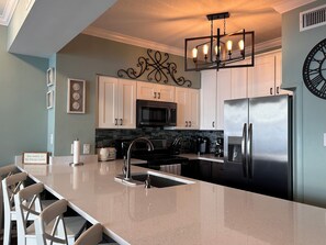 Geladeira, micro-ondas, fogão, cooktop