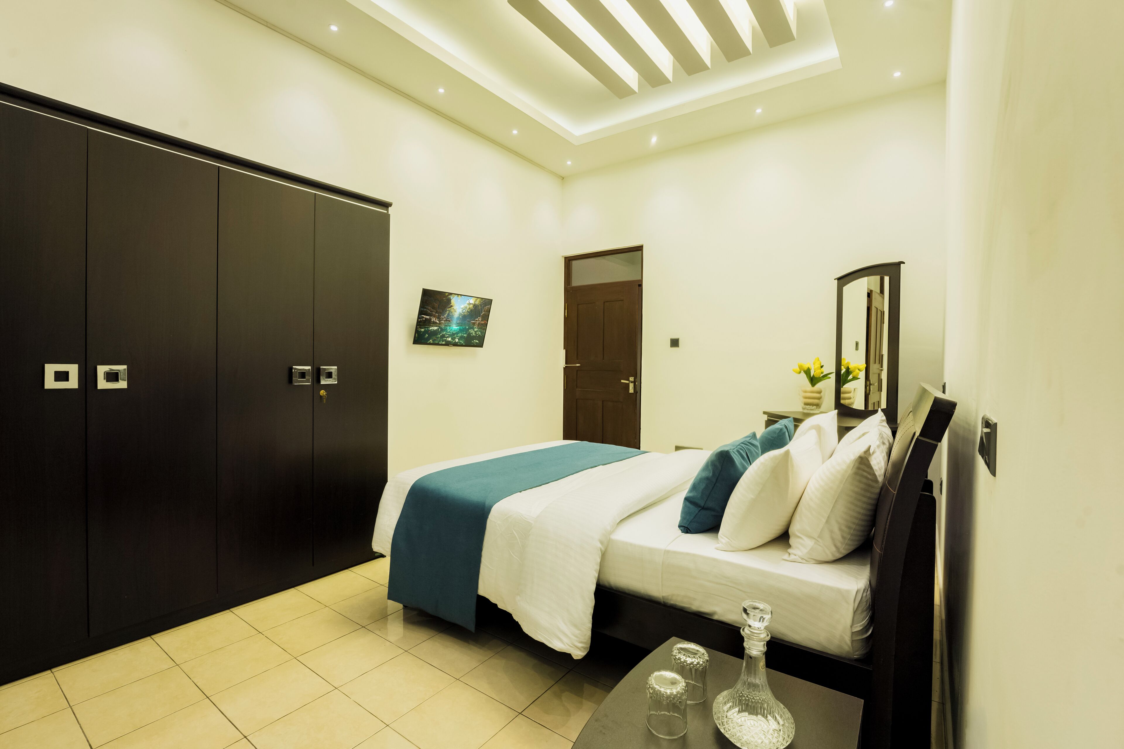 Un dormitorio moderno con cama, mesita de noche y armario.