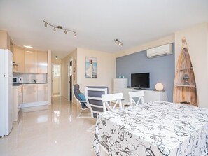 Apartment, 1 Bedroom, Accessible, Patio | Dining room