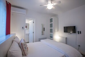 1 Schlafzimmer, Schreibtisch, Bügeleisen/Bügelbrett, Reisekinderbett