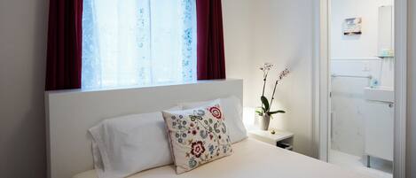 1 chambre, bureau, fer et planche à repasser, lit de bébé portatif