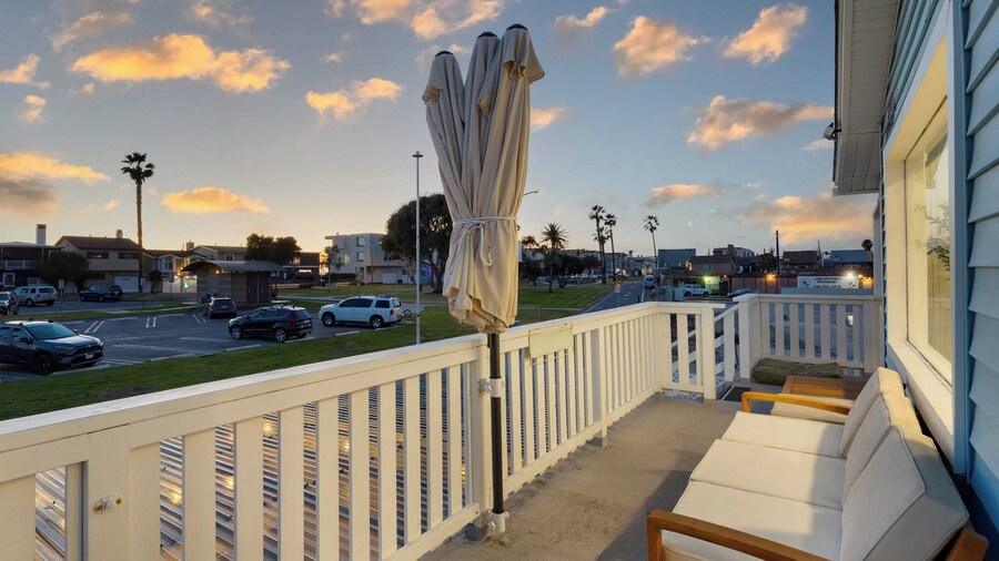 Walk to the Sand! Ocean Views, Balcony & Parking Sunset Surf