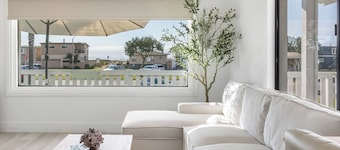 Walk to the Sand! Ocean Views, Balcony & Parking Sunset Surf
