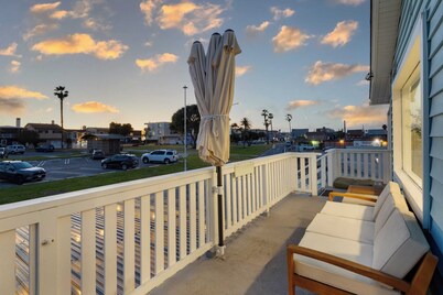 Walk to the Sand! Ocean Views, Balcony & Parking Sunset Surf